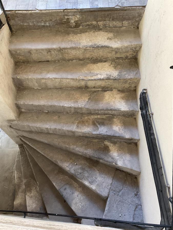 Appartement Place Aux Herbes à Nîmes Extérieur photo