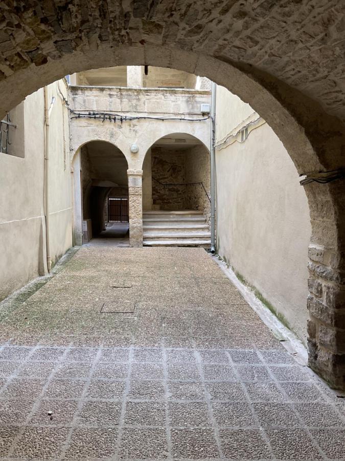 Appartement Place Aux Herbes à Nîmes Extérieur photo